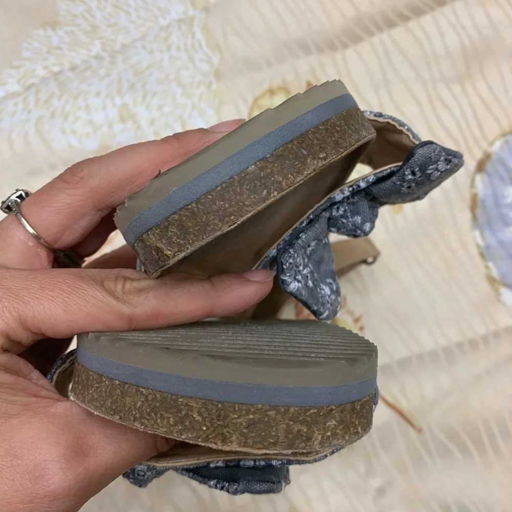 Bearpaw genesis‎ sandals